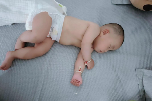 陕西宝宝胳膊上起红疙瘩